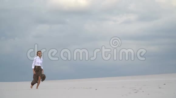 金发女郎正沿着沙滩奔跑视频的预览图
