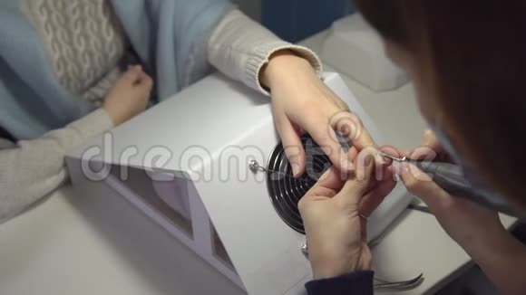 手和指甲的护理为修指甲做准备视频的预览图