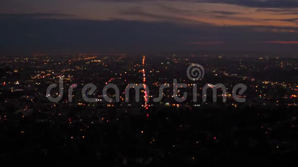 日落时分洛杉矶市中心雄伟的全景视频的预览图
