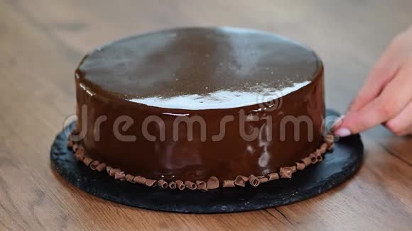 创造美味甜点的过程装饰巧克力慕斯蛋糕视频的预览图