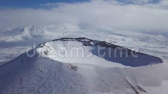 火山口的镜头视频的预览图