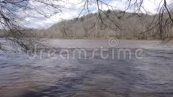 佐治亚州查塔霍切河上游的河流通过树木和河流水位的流动视频的预览图