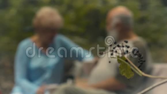 老人和女人在公园喝茶视频的预览图