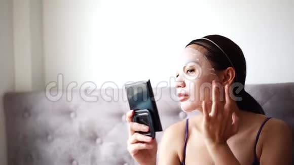 美容面膜在面部治疗妇女美容和时尚概念视频的预览图