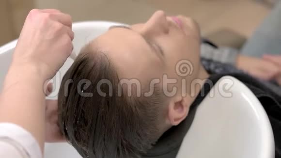 理发师用的洗发水视频的预览图