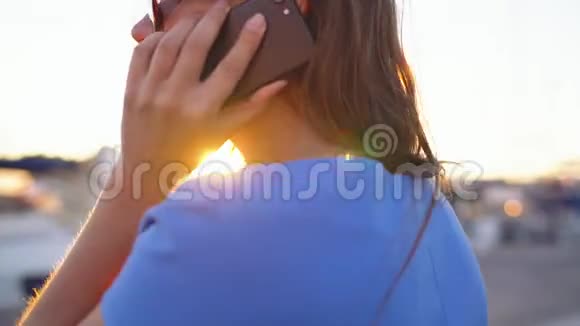 一个视频中有2个日落时分戴着墨镜的女人在码头上坐着许多游艇和船视频的预览图