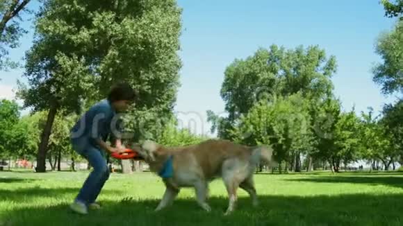 快乐的小男孩喜欢和他的狗在一起视频的预览图
