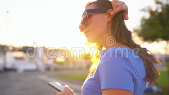 在一个视频中有4个日落时分戴着墨镜的女人在码头上坐着许多游艇和船视频的预览图