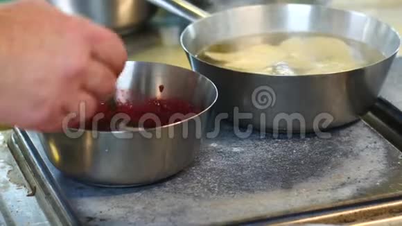 一名专业厨师用不锈钢在餐厅的厨房准备食物筹备工作视频的预览图