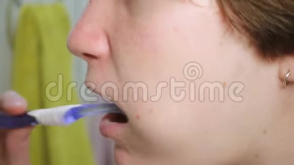 少女清洁牙齿视频的预览图