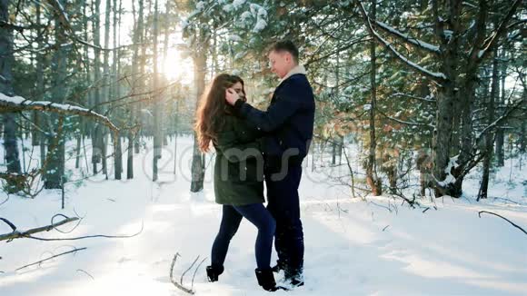 男人和女人在背光下接吻美丽的幸福夫妇在森林里散步视频的预览图