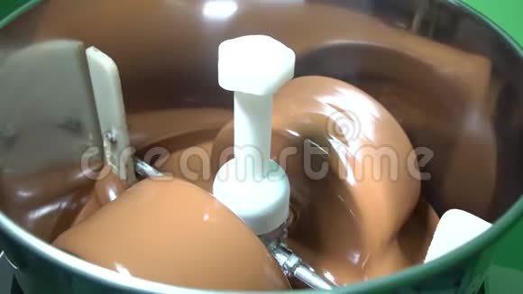 巧克力制作中的烹饪过程巧克力翻转混合和平滑视频的预览图