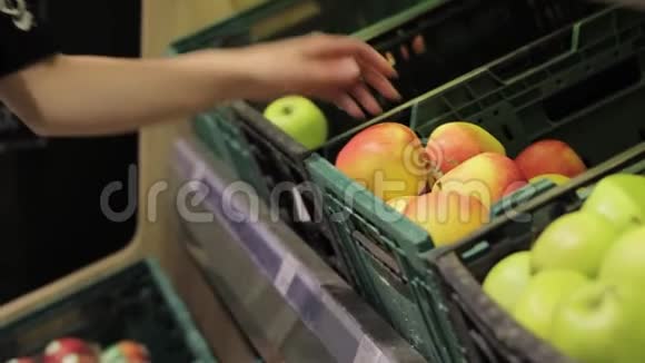 女手在超市挑选青苹果视频的预览图