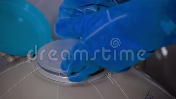 生物技术实验室精子库液态氮视频的预览图