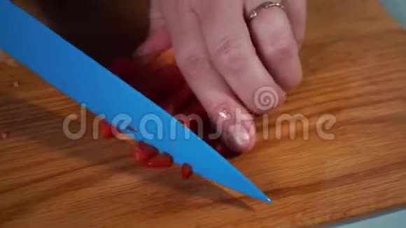 厨房健康西红柿黄瓜橄榄秋天有机碗沙拉视频的预览图