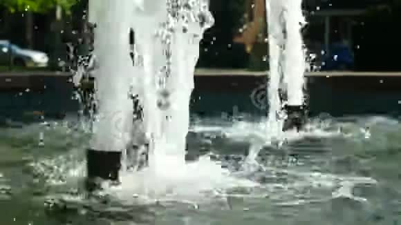 喷泉旁的水流接近视频的预览图