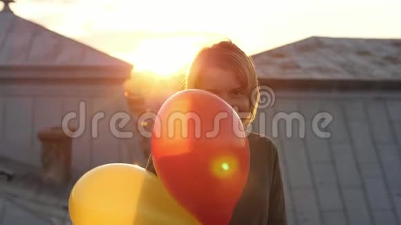 年轻女孩手持气球在镜头前行走的肖像视频的预览图