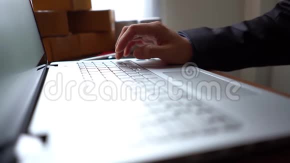 手男子在笔记本电脑上打字以便在网上工作视频的预览图