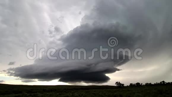 一场巨大的超级大雷雨在天空中旋转的时间间隔镜头视频的预览图
