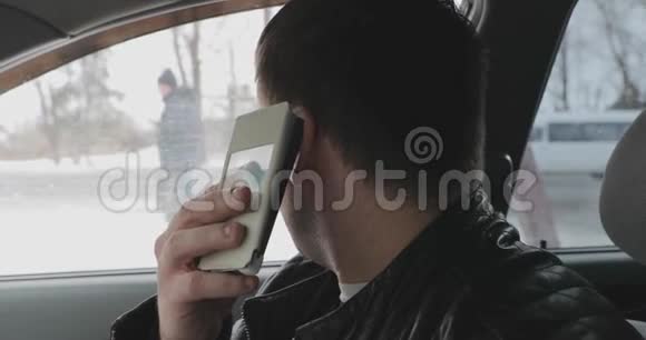 坐在车里谈论智能手机的年轻人视频的预览图