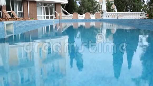 酒店的游泳池视频的预览图