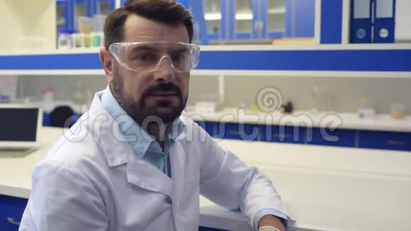有胡子的科学家自信地摆姿势拍照视频的预览图