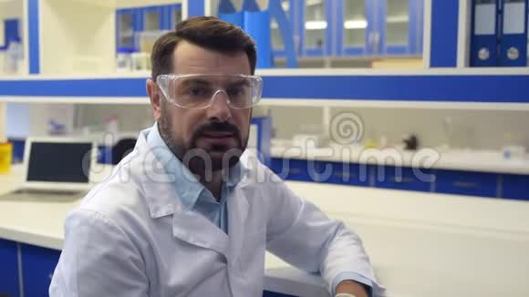 严肃成熟的化学家戴着特殊眼镜的画像视频的预览图
