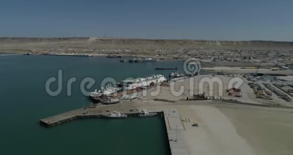 4艘K型集装箱船固定在里海沿岸的Bautino哈萨克斯坦港装卸视频的预览图