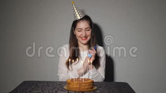 一个女人独自庆祝节日他独自坐在一张桌子旁桌上放着蛋糕和蜡烛视频的预览图