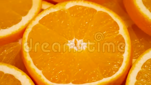 马可拍摄橙色水果并旋转特写肉柑橘橙自然背景视频的预览图