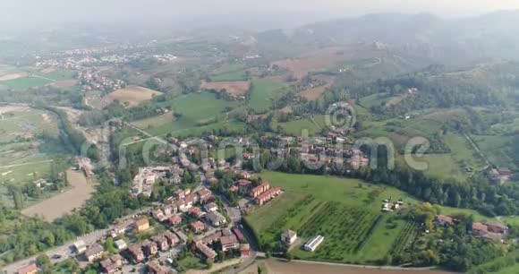 青山之间山谷中的一个小镇从上面可以看到小镇附近镇附近的房子一座小山上的房子全景视频的预览图