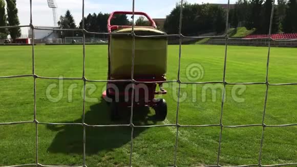 割草车在足球场上割草视频的预览图