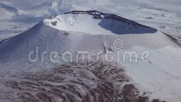 火山口的镜头视频的预览图