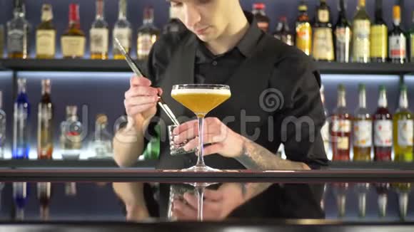 做新鲜酒精饮料的酒吧视频的预览图