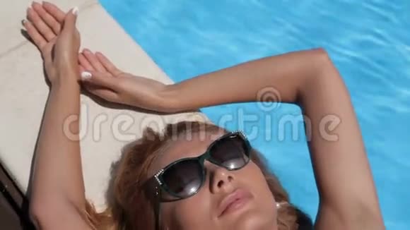 女人在泳池边放松视频的预览图