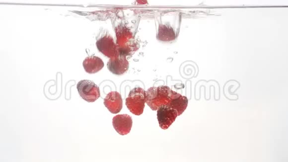 4k特写镜头成熟的红覆盆子掉落并漂浮在水中视频的预览图