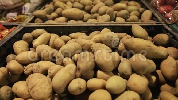 超市里塑料容器里的新鲜土豆健康生活的有机蔬菜视频的预览图