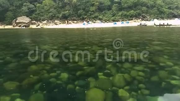 天然美丽洁净的湖水流淌视频的预览图