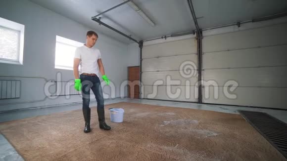 专业的地毯清洁人清洁脏地毯清洗后的泡沫电动地毯清洗视频的预览图