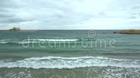 波浪在岸边地中海上的风暴青绿色海视频的预览图