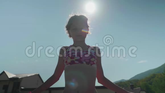 年轻的金发碧眼的女人把手臂伸向蓝天和阳光视频的预览图