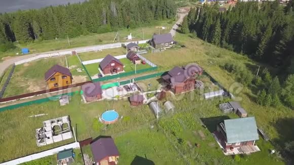 农村公路和郊区的俯视图剪辑乡下村庄森林里有农舍国家的暑假视频的预览图