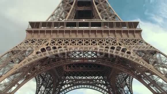 埃菲尔铁塔从下面视频的预览图