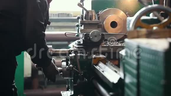 工业概念建筑工厂一台切割铁细节的机器视频的预览图