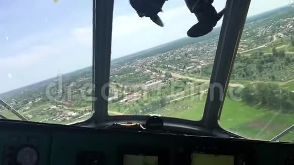 从直升机驾驶舱内看草地和田野在飞行过程中从直升机机舱观看视频的预览图