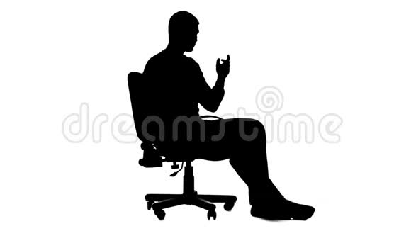 坐在椅子上抑郁的家伙剪影白色背景视频的预览图