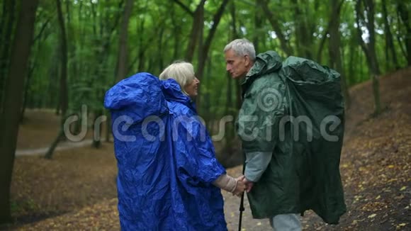 可爱的老夫妇站在森林里视频的预览图