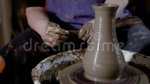 女子双手特写镜头材料用工具形成陶罐的形状产品站在陶罐上视频的预览图