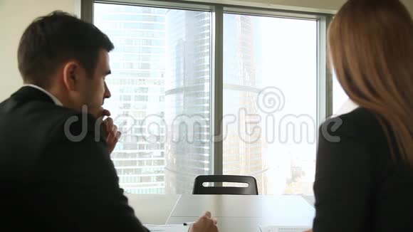 美国男性求职者面试时握手介绍视频的预览图