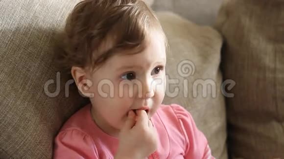 一个小女孩吃糖果视频的预览图